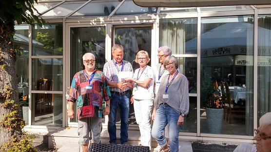 Geld &uuml;bergeben (Foto: privat)