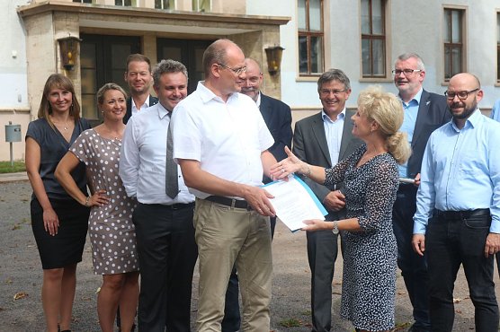 F&ouml;rdermittel in H&ouml;he von f&uuml;nf Millionen Euro &uuml;bergab heute Ministerin Keller an Landrat Matthias Jendricke (Foto: Angelo Glashagel)