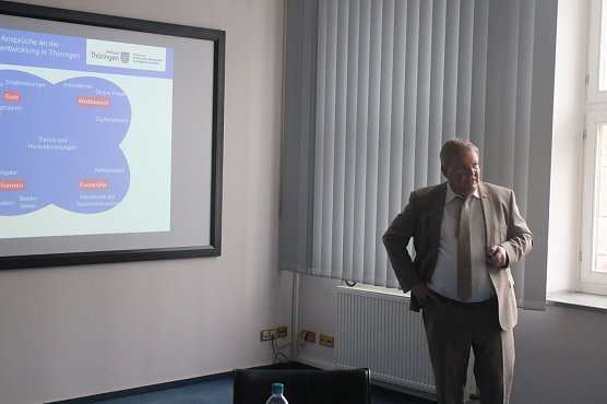 Im Kulturausschuss stellte Olaf Dirlam heute die Toursimus-Strategie des Landes vor (Foto: Angelo Glashagel)