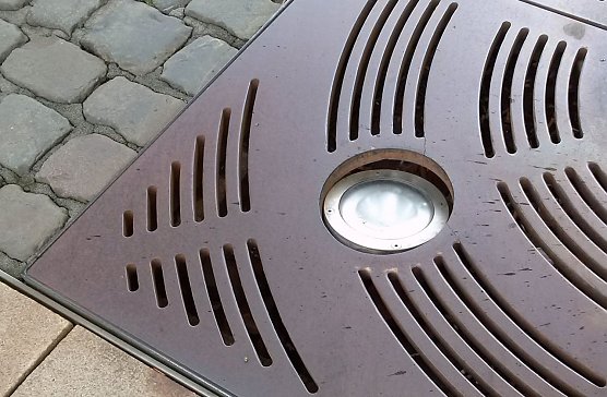 Kaputter Bodenstrahler auf dem Bahnhofsvorplatz (Foto: privat)