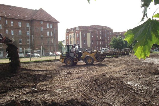 Welch ein Gew&uuml;hle im Bochumer Hof. Der gesamte Innenbereich wird ausgeschachtet und anschlie&szlig;end gepflastert (Foto: Kurt Frank)