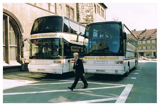 Ein junger Mann mit lockigem Haar � Thomas Erbsmehl als Busfahrer vor 26 Jahren (Foto: Archiv)