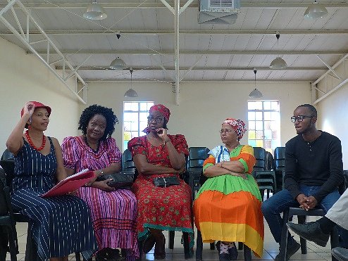 Bunte Bilder aus Namibia zeigt Ulrike Patzelt am Freitag (Foto: Evangelischer Kirchenkreis S&uuml;dharz)