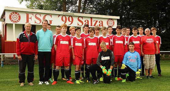 Neue Trikots f&uuml;r Salzas B-Junioren (Foto: Klaus Pfand)