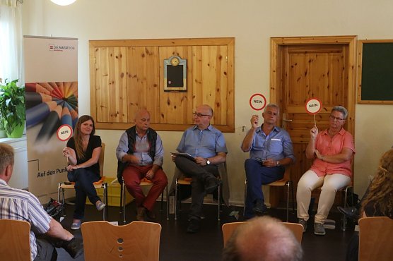 v.l.: Stefanie Kespohl, Manfred Grund, Hartmut Kaczmarek, Steffen-Claudio Lemme, Kersten Steinke und Stefan Werner (Foto: Angelo Glashagel)