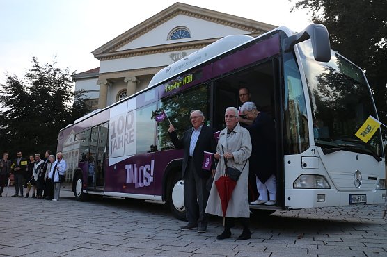 Ein Bus zum Geburtstag - Theater feiert 100. Jubil&auml;um (Foto: Angelo Glashagel)