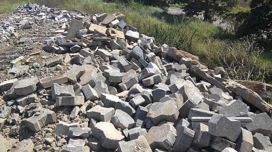 Wertvolle Pflastersteine finden sich derzeit auf der Deponie beim Tierheim (Foto: Kurt Frank)