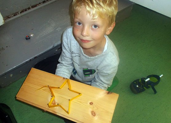 Nagelbilder "machen" (Foto: F. Tuschy)