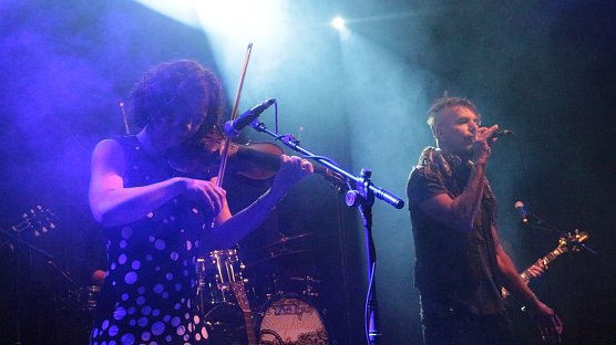 Brachten das Publikum trotz str&ouml;menden Regens zum tanzen: die Punkband "Mutabor" (Foto: Angelo Glashagel)