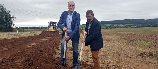 Landrat Matthias Jendricke und B&uuml;rgermeister Maik Schr&ouml;ter beim symbolischen Spatenstich (Foto: nnz)
