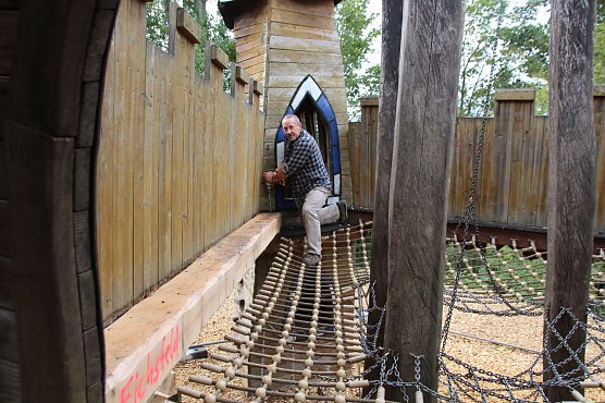Fred Busch bringt den Spielplatz auf dem Petersberg wieder auf Vordermann (Foto: Patrick Grabe, Pressestelle Stadt Nordhausen)