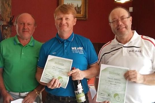 Urkunden &uuml;bergeben (Foto: Hans-Leopold Holzapfel)