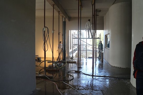 Viel drau&szlig;en im drinnen - hohe Fenster und Lichtsch&auml;chte sollen die KITA aufhellen (Foto: Angelo Glashagel)