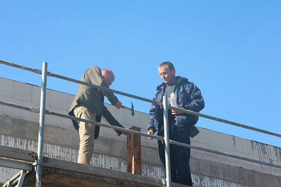 JuSoWe Chef Andreas Weigel &uuml;bernahm auch den traditionellen Teil des Richtfestes (Foto: Angelo Glashagel)
