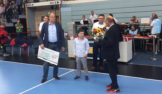 or gut 1500 Zuschauern nahm Laurenz die Gratulation seines heimischen Kreissportbundes durch den Pr&auml;sidenten Klaus Gorges entgegen (Foto: Kreissportbund Nordhausen)