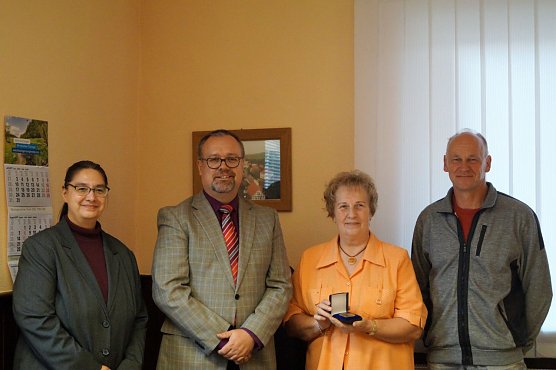 Wetterdienstplakette &uuml;berreicht (Foto: Nicole Schulz)