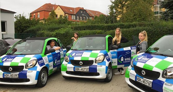 Ein weiterer Schritt zur "Gr&uuml;nen WBG" - die neuen Elektro Smart samt Azubis (Foto: WBG S&uuml;dharz)
