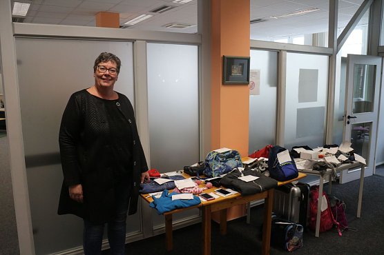 Andrea Radtke, Leiterin des B&uuml;rgerservice im Neuen Rathaus, &uuml;bernahm die Aktion der Fundsachen (Foto: Angelo Glashagel)