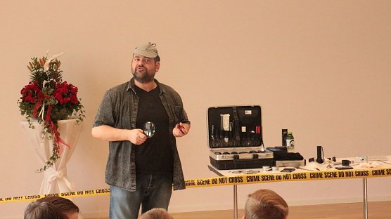 Detektiv Alexander Schrumpf ist f&uuml;r gew&ouml;hnlich unauff&auml;lliger unterwegs (Foto: Angelo Glashagel)