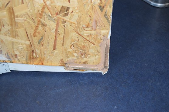 Unbekannte bringen Klingen an Wahlplakat an (Foto: Landespolizeiinspektion Nordhausen)