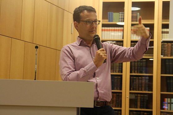 Prof. Dr. Sascha Liebermann besch&auml;ftigt sich mit diversen Fragen rund um das bedingungslose Grundeinkommen (Foto: Angelo Glashagel)