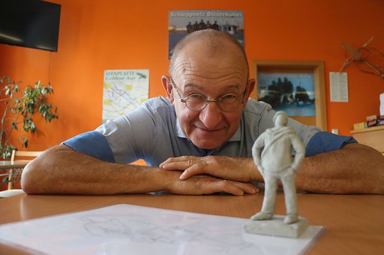 K&uuml;nstler Arno Mester konnte f&uuml;r die Aktion "KiS - Kunst im See" gewonnen werden (Foto: Angelo Glashagel)