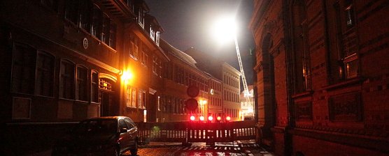 Einsatzende bei Flutlicht - Feuerwehr konnte Dach in der Dr.-K&uuml;lz-Stra&szlig;e sichern (Foto: Angelo Glashagel)
