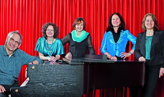 F&uuml;nf Frauen und ein Mann am Klavier (Foto: Wolfgang Kl&ouml;sel)