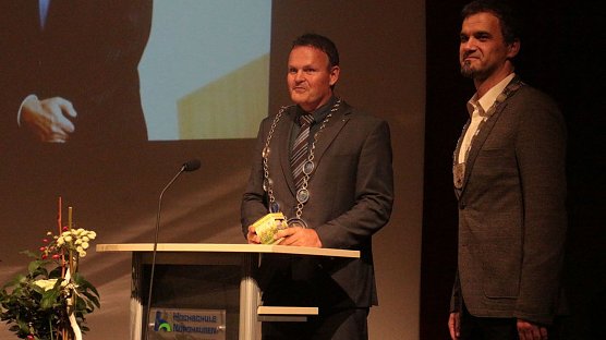 Zwei M&auml;nner, zwei Ketten: Hochschulpr&auml;sident Prof. Dr. J&ouml;rg Wagner und Oberb&uuml;rgermeister Kai Buchmann begr&uuml;&szlig;ten die neuen Studierenden in Nordhausen (Foto: Angelo Glashagel)