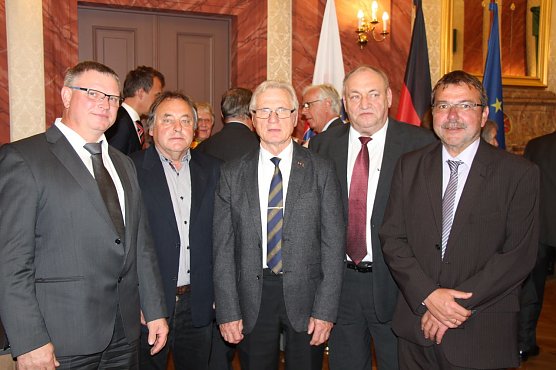 Zu den weiteren Gratulanten z&auml;hlten seine politischen Weggef&auml;hrten Bodo Reitzig (ehem. Vorsitzender Verwaltungsgemeinschaft Goldenen Aue),  Maik Sch&ouml;ter (B&uuml;rgermeister Landgemeinde Heringen) und Frank Steiner (Ortsb&uuml;rgermeister Uthleben) (Foto: Anja Sturm)