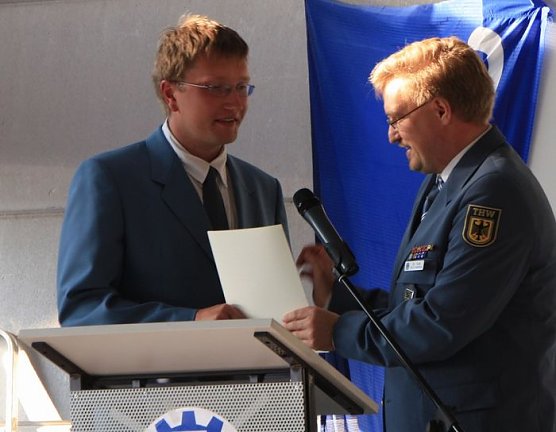 Übergabe (Foto: THW) Übergabe (Foto: THW)