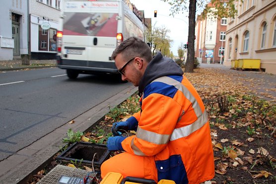 Ein Mitarbeiter der Wartungsfirma &uuml;berpr&uuml;fte die Technik der Induktionsschleifen (Foto: P. Grabe, Pressestelle Stadt Nordhausen)