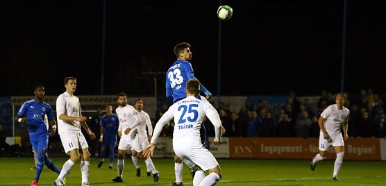 Lela kommt zum Kopfball (Foto: Bernd Peter)