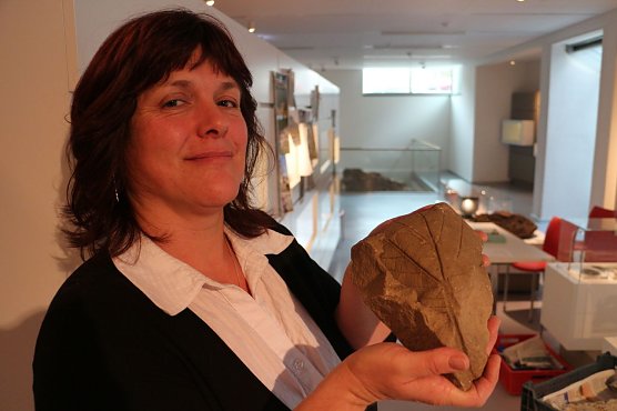 Astrid Lautenschl&auml;ger pr&auml;sentiert die "Schubladengeschichten" in der Flohburg (Foto: Angelo Glashagel)