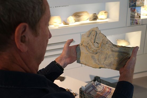Bei den "Schubladengeschichten" d&uuml;rfen Ausstellungsst&uuml;cke auch einmal n&auml;her in Augenschein genommen werden (Foto: Angelo Glashagel)