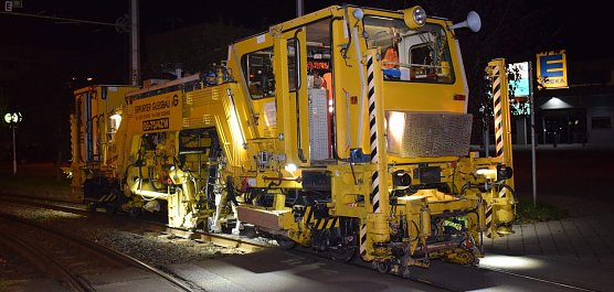 Gleise werden gestopft (Foto: T. Pantosch)