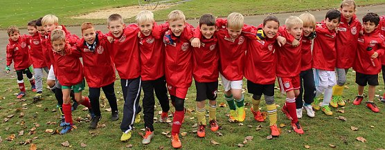 Frische Regenjacken f&uuml;r Salza Kicker-Nachwuchs (Foto: Klaus Pfand)