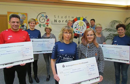 Spenden &uuml;bergeben (Foto: F. Bernsdorf - Stadtwerke Nordhausen)