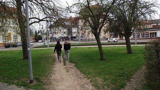 Gestern war es noch ein unansehnlicher Trampelpfad quer &uuml;ber eine gr&uuml;ne Anlage. (Foto: Kurt Frank)