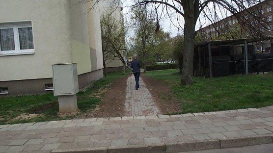 Morgen schon k&ouml;nnten die B&uuml;rgersteige, wie hier in der Hardenbergstra&szlig;e geschehen, verbunden sein. (Foto: Kurt Frank)