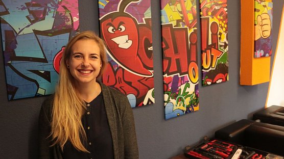 Jennifer Pohl in den neuen R&auml;umlichkeiten des Jugendclubs (Foto: Angelo Glashagel)