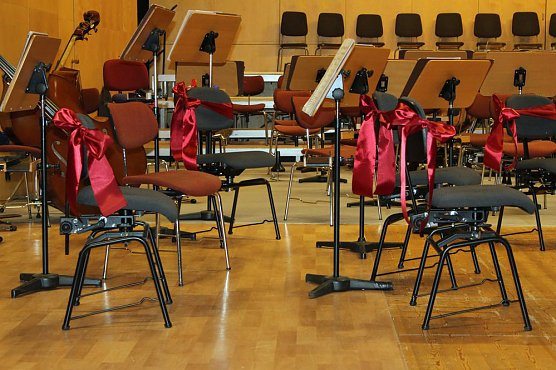 Uraufführung mit neuen Stühlen (Foto: Karl-Heinz Herrmann) Uraufführung mit neuen Stühlen (Foto: Karl-Heinz Herrmann)