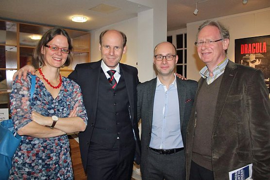 Uraufführung mit neuen Stühlen (Foto: Karl-Heinz Herrmann) Uraufführung mit neuen Stühlen (Foto: Karl-Heinz Herrmann)