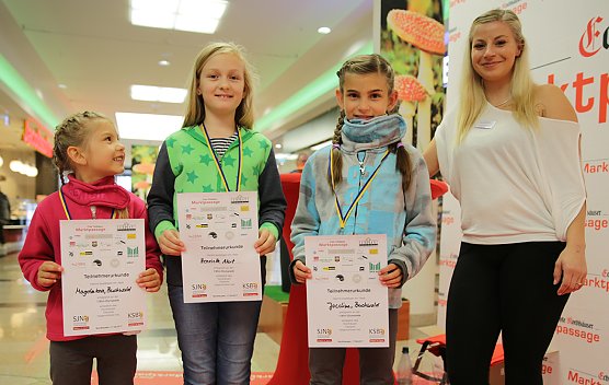 Gl&uuml;ckliche Kinder mit ihren Medaillen und Urkunden nach erfolgreichem Besuch der Miniolympiade am vergangenem verkaufsoffenen Sonntag. (Foto: Holger Gonska)