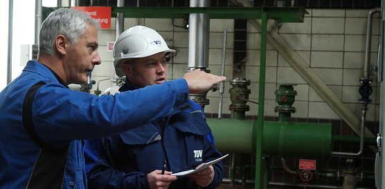 Jens Schalke erkl&auml;rt dem Sachverst&auml;ndigen Torsten Strunz die einzelnen Parameter (Foto: nnz)