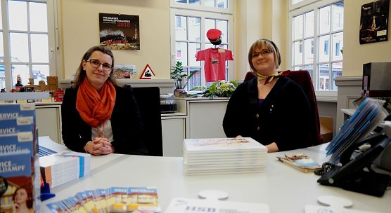 Daniela David und Steffi Naue (rechts) sind f&uuml;r die Kunden die Ansprechpartner (Foto: nnz)