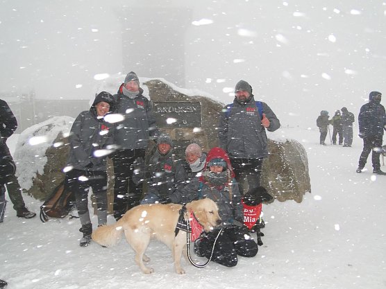 Dem Aufruf zu einer Benefizwanderung auf den Brocken von Delta-Survival aus dem Eichsfeld schlossen sich auch die Mitarbeiter der Firma P.V.-Betonfertigteilwerke in Nordhausen an (Foto: Doreen Bohne)