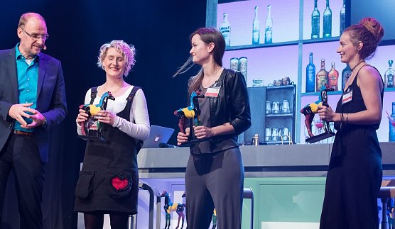 Preisverleihung, rechts Frau Schr&ouml;der (Foto: IHK Karlsruhe)