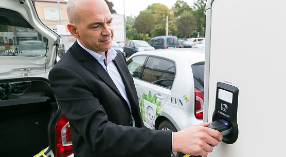 Torsten M&uuml;ller von der EVN zeigt es an einer der vier neuen Lades&auml;ulen: einfacher geht�s nicht: Ladekarte vor den Sensor der E-Lades&auml;ule halten, Ladestecker rein und E-Fahrzeug laden. (Foto: EVN)
