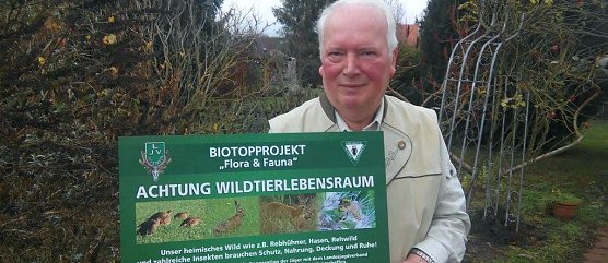 Dem weiteren Artensterben will Hartmuth Bauer durch aktiven Naturschutz Einhalt gebieten. Als Weidmann sieht er sich in der Pflicht, durch vielseitige Ma&szlig;nahmen neue Lebensr&auml;ume f&uuml;r Insekten und V&ouml;gel zu schaffen. (Foto: Kurt Frank)